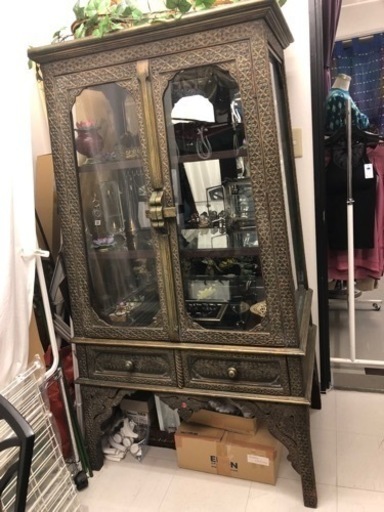 【決定しました】タイ製アンティーク風家具 装飾が美しいガラスキャビネット