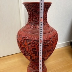 銅製瓶、外は彫刻です