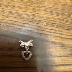 アクセサリーパーツ　キラキラシルバー　りぼんハートの画像