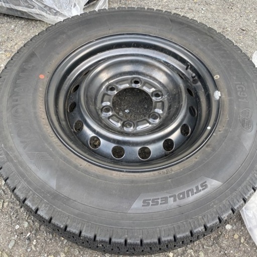 美品ハイエース　ヨコハマのスタッドレスタイヤ　195/80R15ホイル付き4本セット