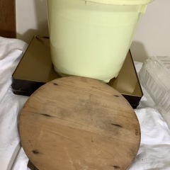 漬物樽　プラ製　蓋26✖️h23cm  クリーム色　汚れ有の画像