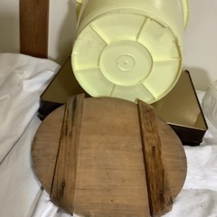 漬物樽　プラ製　蓋26✖️h23cm  クリーム色　汚れ有の画像