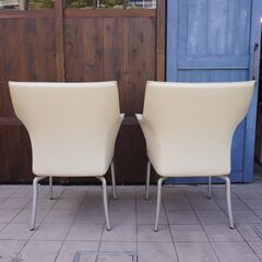 IDC OTSUKA(大塚家具)取り扱いのドイツのメーカーROLF BENZ(ロルフベンツ)のスタイリッシュな本革 ダイニングチェア2脚セット。独特なフォルムとアルミ脚がモダンなレザー アームチェア♪CJ324の画像