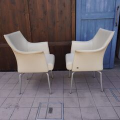 IDC OTSUKA(大塚家具)取り扱いのドイツのメーカーROLF BENZ(ロルフベンツ)のスタイリッシュな本革 ダイニングチェア2脚セット。独特なフォルムとアルミ脚がモダンなレザー アームチェア♪CJ324の画像