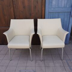 IDC OTSUKA(大塚家具)取り扱いのドイツのメーカーROLF BENZ(ロルフベンツ)のスタイリッシュな本革 ダイニングチェア2脚セット。独特なフォルムとアルミ脚がモダンなレザー アームチェア♪CJ324の画像