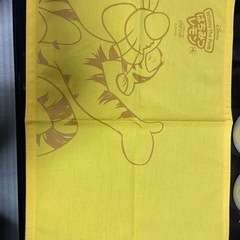 お皿、コップ、テーブルクロスの画像