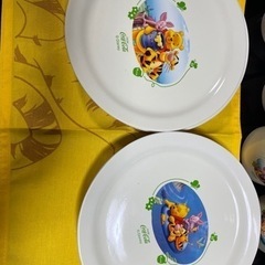 お皿、コップ、テーブルクロスの画像
