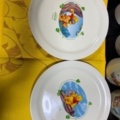 お皿、コップ、テーブルクロスの画像
