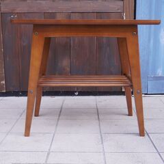 人気のkarimoku60(カリモク60) サイドテーブルです。レトロで使い勝手