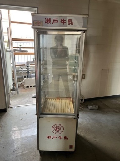 冷蔵ショーケース(瀬戸牛乳ロゴ入り)