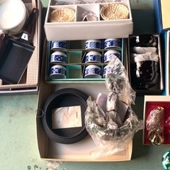 ガレージセール　ガラージセール　レトロ　アンティーク　アイスペール　雑貨　掘り出し物　おちょこ　お猪口　ガラス灰皿　モーニングセット　朝食　カレー鍋　パスタ鍋　フライパン　卵焼き　茶器　花瓶　壺　コーヒーカップ　ティーカップ　ティーセット　洋食器　スプーン　　たち吉　有田焼　ブランド　食器　ガラス器　茶菓子器　ガラスコップ　冷茶カップ　どんぶり　有田焼　蒸し器　天ぷら鍋　鍋　揚げ物鍋　シーツ　タオルケット　ブランケット　漆器　居酒屋　業務　店　公民館　行事　バザー　可能　スカート　作業服　ジャケット　の画像