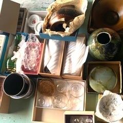 ガレージセール　ガラージセール　レトロ　アンティーク　アイスペール　雑貨　掘り出し物　おちょこ　お猪口　ガラス灰皿　モーニングセット　朝食　カレー鍋　パスタ鍋　フライパン　卵焼き　茶器　花瓶　壺　コーヒーカップ　ティーカップ　ティーセット　洋食器　スプーン　　たち吉　有田焼　ブランド　食器　ガラス器　茶菓子器　ガラスコップ　冷茶カップ　どんぶり　有田焼　蒸し器　天ぷら鍋　鍋　揚げ物鍋　シーツ　タオルケット　ブランケット　漆器　居酒屋　業務　店　公民館　行事　バザー　可能　スカート　作業服　ジャケット　の画像