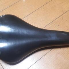 中古サドル。