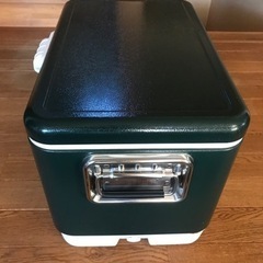 アウトドアシーズン最盛期です！値下げしました！１回のみ使用のグッドデザイン受賞Colemanスチールベルトクーラー54QTグリーン売りますの画像