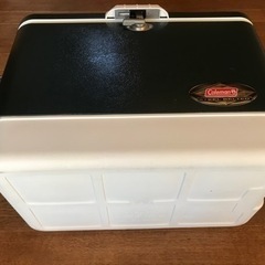 アウトドアシーズン最盛期です！値下げしました！１回のみ使用のグッドデザイン受賞Colemanスチールベルトクーラー54QTグリーン売りますの画像