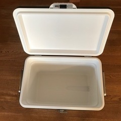 アウトドアシーズン最盛期です！値下げしました！１回のみ使用のグッドデザイン受賞Colemanスチールベルトクーラー54QTグリーン売りますの画像