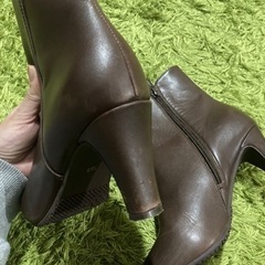 ピエディヌーディの本革ブーツの画像