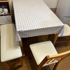ダイニングテーブルの画像