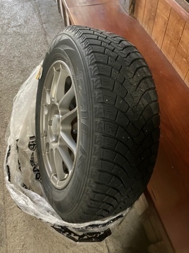 そろそろシーズン？ホイル付きスタッドレス４本セット