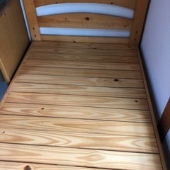 木製ベッドの画像