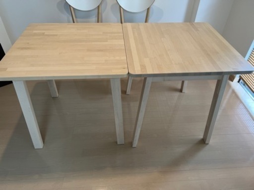 IKEAの机2つ、椅子2脚、ベンチ1脚、セット