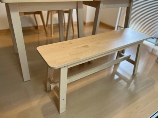 IKEAの机2つ、椅子2脚、ベンチ1脚、セット