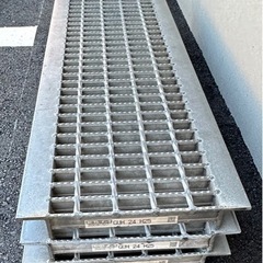売却済　グレーチング 240ミリ 高さ25ミリ 3枚セット　中古