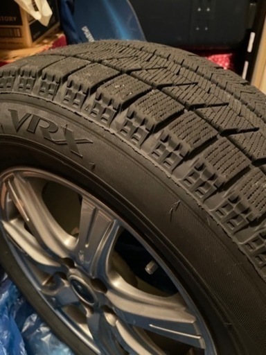 ブリヂストンのスタッドレスタイヤ、アルミ4本セットです。
