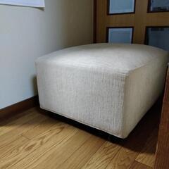 大きなオットマンの画像
