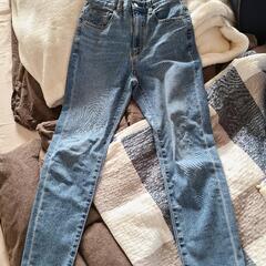 GU スリムテーパードアンクルジーンズ👖の画像