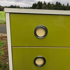 レトロなグリーンの整理タンスの画像