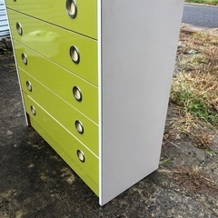 レトロなグリーンの整理タンスの画像