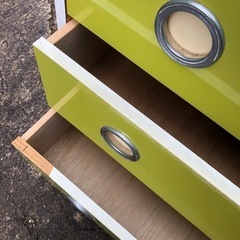 レトロなグリーンの整理タンスの画像