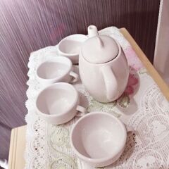 お気に入り１１名💕【限定品】未使用🌟９個セット🌟本当に飲めますよ❤️１００円均一製品ではなく🌸しっかりした作りですので✨熱いものも入れていただけます💐陶器製ミニティーセット☺️他にもたくさん出品！！の画像