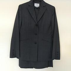 通勤 リクルート レディース グレーのスーツの画像