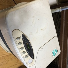 白　トヨトミ　石油ファンヒーター　の画像