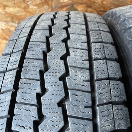 バリ山　DUNLOP ダンロップ　SV01 195/80R15 LT スタッドレス タイヤ　2016年製　15インチ