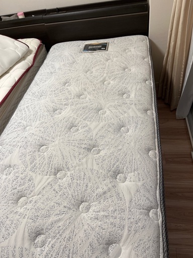 シモンズマットレス、跳ね上がり式ベッド。