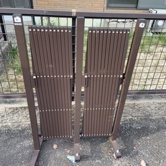 アコーディオン式の門