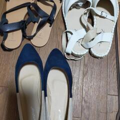 婦人用パンプスとサンダル