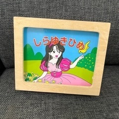 木製紙芝居と紐通しのおもちゃ