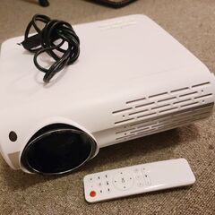 【美品+使用回数2回】プロジェクター+三脚式スクリーンの画像