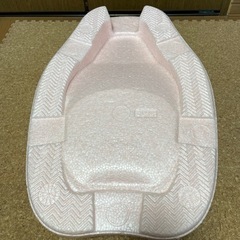 ベビー用品　　バスチェアとバスローブの画像