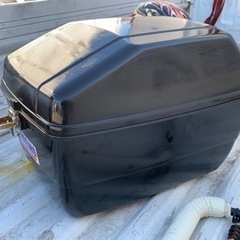 (湘南発)メットインBOX、美品で鍵付き原付バイクのリアキャリアにはなんでも付けられます。の画像