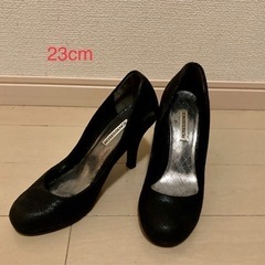 足が綺麗に見えるヒール　23