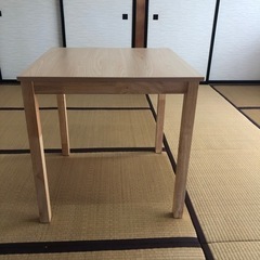 ダイニングテーブルの画像