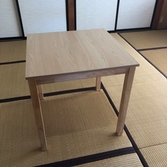 ダイニングテーブルの画像