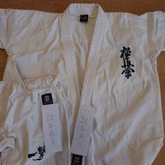空手 胴着(0号)+オレンジ帯(0号)+帯留め セットの画像