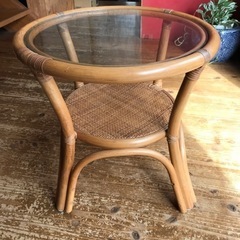 籐製サイドテーブルの画像
