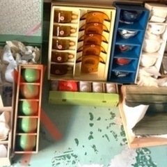 ガレージセール　ガラージセール　レトロ　アンティーク　アイスペール　雑貨　掘り出し物　おちょこ　お猪口　ガラス灰皿　モーニングセット　朝食　カレー鍋　パスタ鍋　フライパン　卵焼き　茶器　花瓶　壺　コーヒーカップ　ティーカップ　ティーセット　洋食器　スプーン　　たち吉　有田焼　ブランド　食器　ガラス器　茶菓子器　ガラスコップ　冷茶カップ　どんぶり　有田焼　蒸し器　天ぷら鍋　鍋　揚げ物鍋　シーツ　タオルケット　ブランケット　漆器　居酒屋　業務　店　公民館　行事　バザー　可能　スカート　作業服　ジャケット　の画像